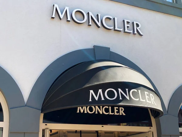 Рурмонд Нидерланды Мая 2020 Вид Фасад Логотипом Модной Компании Moncler — стоковое фото