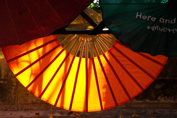 Papírové Deštníky Osvětlené Sluncem Zezadu Chiang Mai Thajsko — Stock fotografie