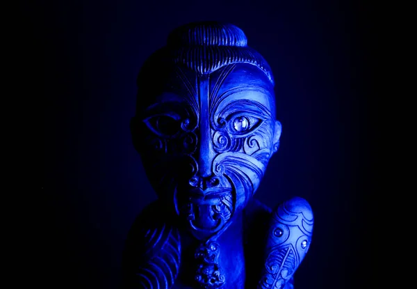 Studio Shot Van Mystieke Hawaïaanse Hout Getatoeëerde Sculptuur Met Foelie — Stockfoto