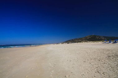 Sabahın köründe ıssız bir kumsal Zahara delos Atunes at Costa de la Luz, İspanya