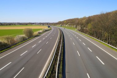 Corona virüsü krizi evde kaldı ve sokağa çıkma yasağı kavramı: Almanya ile Hollanda arasındaki terk edilmiş A61 otoyolunda trafik yok