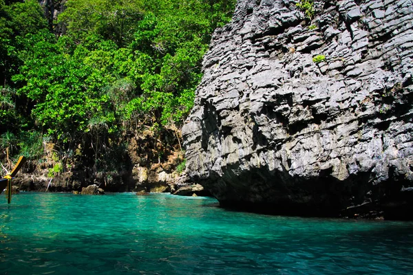 Boottocht Baai Met Indrukwekkende Klif Turquoise Water Rond Tropisch Eiland — Stockfoto