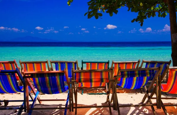 Group Isolated Empty Deck Chairs Beach Tropical Island Panoramic View — Stock Photo, Image