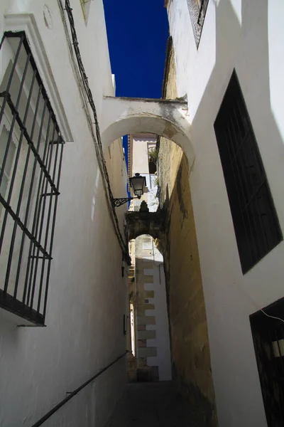 西班牙安达卢西亚Arcos Frontera传统的西班牙村庄 白色房屋的正面和楼上的台阶与深蓝色的天空形成了鲜明对比 — 图库照片