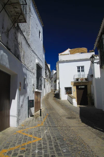 파란만장 하늘을 배경으로 자갈이 골목길 전형적 스페인의 스페인 루시아의 아르코스데라 — 스톡 사진