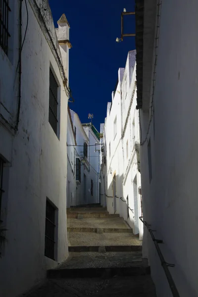 스페인 전통적 스페인 아르코스데라 루시아 마을의 어두운 이루는 집들의 골목길을 — 스톡 사진