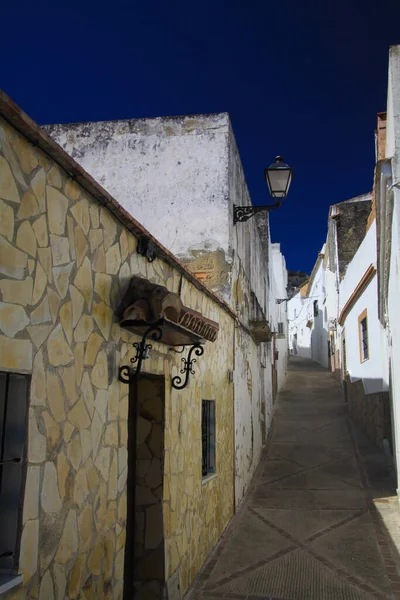 Blick Auf Eine Enge Leere Gasse Mit Weißen Häuserfassaden Und — Stockfoto