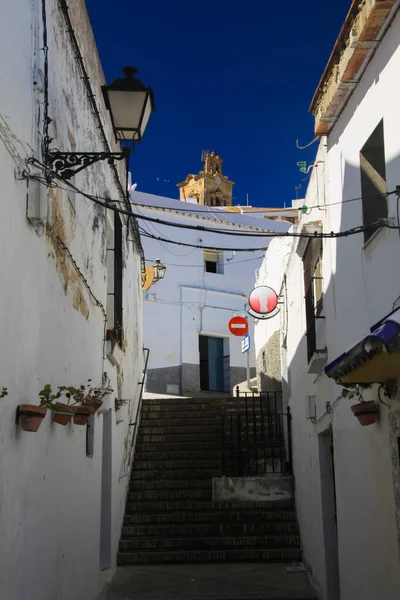 Blick Auf Eine Enge Leere Gasse Mit Weißen Häuserfassaden Und — Stockfoto