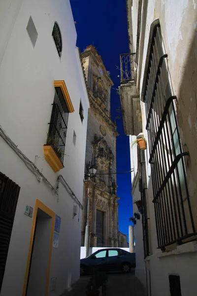 스페인 전통적 스페인 아르코스데라 루시아 마을의 어두운 이루는 집들의 골목길을 — 스톡 사진