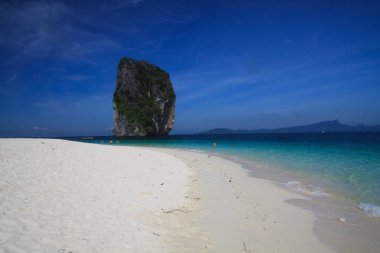 Ao Nang, Krabi, Tayland yakınlarındaki derin mavi bir Andaman denizindeki ıssız kireçtaşı kayalıklarındaki beyaz kumsal manzarası