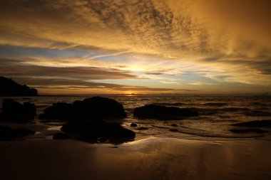 Şiddetli yağmurdan sonra gün batımı. Arcus raf bulutları ve taşlarla okyanusta tropikal ada Ko Lanta, Tayland