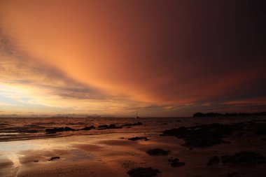 Şiddetli yağmurdan sonra gün batımı. Arcus raf bulutları ve taşlarla okyanusta tropikal ada Ko Lanta, Tayland