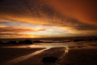 Şiddetli yağmurdan sonra gün batımı. Arcus raf bulutları ve taşlarla okyanusta tropikal ada Ko Lanta, Tayland