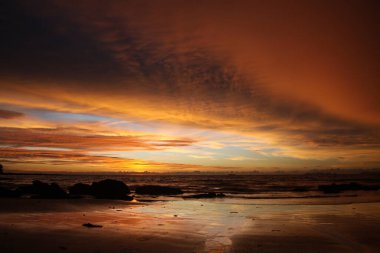 Şiddetli yağmurdan sonra gün batımı. Arcus raf bulutları ve taşlarla okyanusta tropikal ada Ko Lanta, Tayland