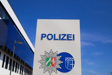 Moenchengladbach, Almanya (NRW) - 10 Nisan. 2020: Polis karakolu önünde mavi gökyüzüne karşı izole edilmiş Alman polis logosu