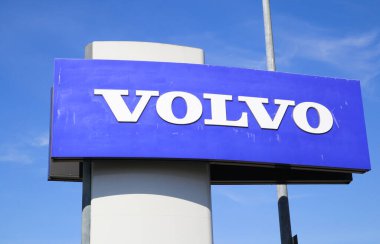 Moenchengladbach, Almanya - 9 Nisan. 2020: Mavi gökyüzüne karşı izole edilmiş Volvo logosuna bak