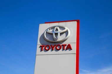 Moenchengladbach, Almanya - 9 Nisan. 2020: Mavi gökyüzüne karşı izole edilmiş Toyota araba üreticisi logosuna sahip sütunu kapat