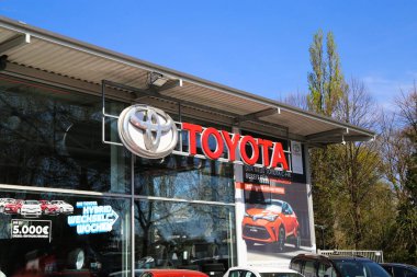 Moenchengladbach, Almanya - 9 Nisan. 2020: Toyota araba mağazasının girişinde görüntü
