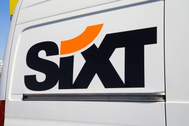 Moenchengladbach, Almanya - 9 Nisan. 2020: İçinde Sixt logosu olan izole edilmiş beyaz minibüse bakın