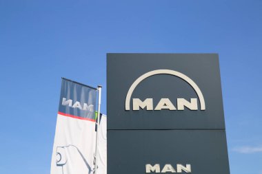 Moenchengladbach, Almanya - 9 Nisan. 2020: Mavi gökyüzüne karşı Alman ticari araç üreticisi MAN 'ın izole edilmiş logosuna sahip sütunu kapat