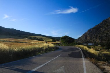 Sierra Nevada 'nın yüksek düzlüklerinde, Endülüs, İspanya' nın mavi gökyüzünün altında...