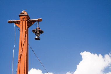 Ko Lanta Kasabası 'nda elektrik direğinde asılı duran eski sokak lambası kümülüs bulutlu mavi gökyüzüne karşı, Tayland