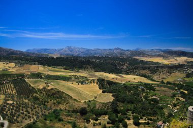 Kırsal alanda panoramik manzara Antik Ronda köyü Endülüs, İspanya 'nın bulutsuz mavi gökyüzü ile çelişiyor