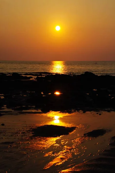 日没時のサンビームは 海の上に長い黄色の光の線を投げかける 干潮時には石と浅い水の間の隙間にビームが反映されます タイのコ ランタ — ストック写真