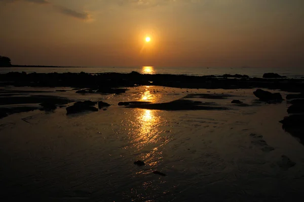 日没時のサンビームは 海の上に長い黄色の光の線を投げかける 干潮時には石と浅い水の間の隙間にビームが反映されます タイのコ ランタ — ストック写真
