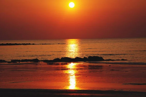 日没時のサンビームは 長い黄色の光線を海と干潮の間の浅い水の上に投げかける タイのコ ランタ — ストック写真
