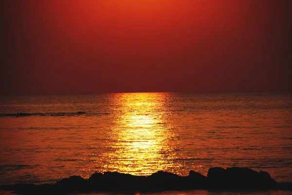 日没中のサンビームは 海の上に長い黄色の明るい黄金の輝く光の線を投げかける タイのコ ランタ — ストック写真