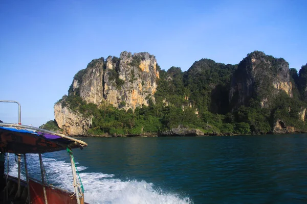 沿着泰国克拉比Ao Nang附近蓝色安达曼海陡峭的悬崖乘船前往孤立的岛屿 — 图库照片