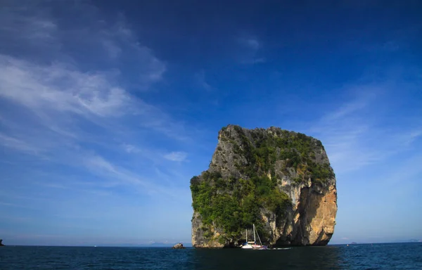 Ensamt Isolerad Kalksten Ett Djupblått Andamanskt Hav Nära Nang Krabi — Stockfoto