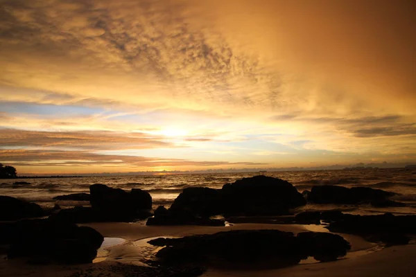多雨後の日没と北極棚嵐雲と熱帯の島の海の石 Lanta Thailand — ストック写真