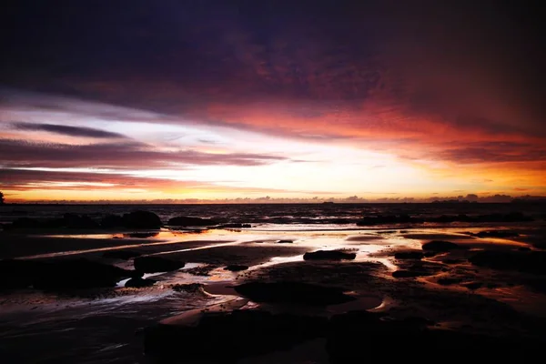 Cielo Con Nubes Tormenta Colgantes Profundas Lodo Húmedo Durante Marea — Foto de Stock