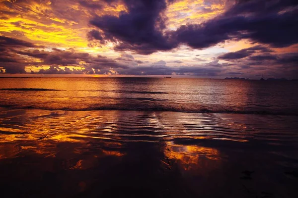 熱帯の島の海に沈む夕日の間に空と海を燃やす Lanta Andaman Sea Thailand — ストック写真