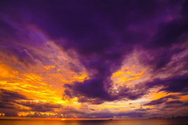 熱帯の島の海に沈む夕日の間に空と海を燃やす Lanta Andaman Sea Thailand — ストック写真