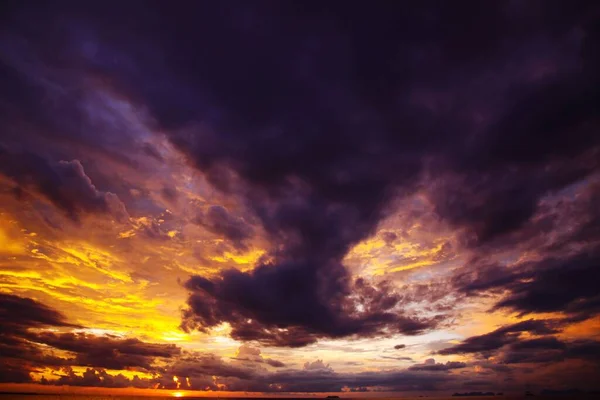 熱帯の島の海に沈む夕日の間に空と海を燃やす Lanta Andaman Sea Thailand — ストック写真