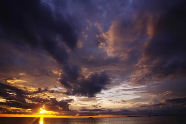 熱帯の島の海に沈む夕日の間に空と海を燃やす Lanta Andaman Sea Thailand — ストック写真