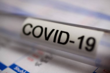 Corona virüsü covid-19 tanı, aşı ve araştırma konsepti: laboratuvar talep belgesinde izole edilmiş kan örneği şişesinin makro yakın çekimi