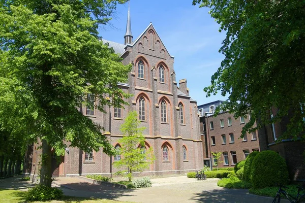 네덜란드의 스테일 2020 봄철에 나무가 수도원 건물을 살펴봄 — 스톡 사진
