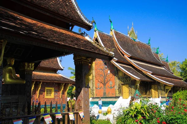 Vista Del Templo Budista Contra Cielo Azul Wat Xieng Thong — Foto de Stock