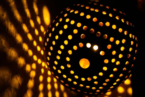Kokosnussschale Lampe Mit Löchern Wirft Fleckige Gelb Orange Farbe Rundes — Stockfoto