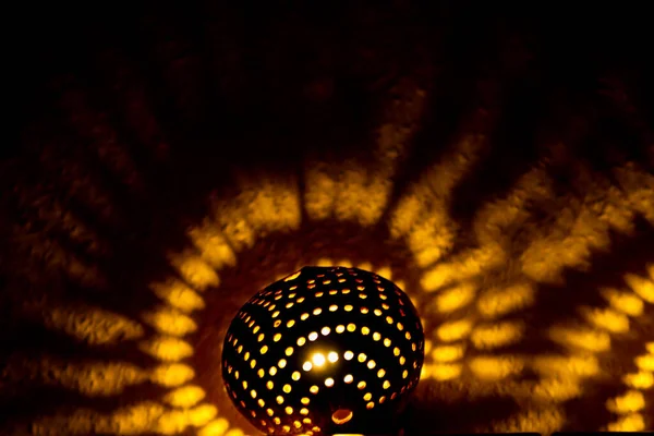 Kokosová Skořápka Lampa Otvory Odlitek Skvrnitý Žlutá Oranžová Barva Kulaté — Stock fotografie