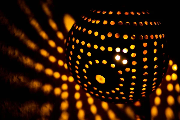 Kokosnussschale Lampe Mit Löchern Wirft Fleckige Gelb Orange Farbe Rundes — Stockfoto