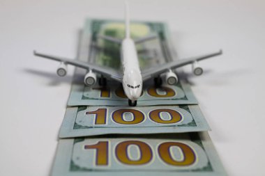 100 dolarlık kağıt para banknotlarından oluşan uçak modeli (100 'e odaklan)