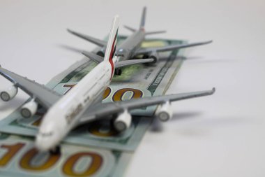 Viersen, Almanya - 9 Nisan. 2020: 100 dolarlık kağıt para banknotlarından oluşan uçak modelleri