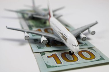 Viersen, Almanya - 9 Nisan. 2020: 100 dolarlık kağıt para banknotlarından oluşan uçak modelleri