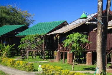 Basit ahşap kulübeler bungalovlar - Vang Vieng, Laos