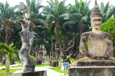 VİYANİ, LAOS - 26 ARALIK. 2017: Buda Parkı 'ndaki antik heykellere bakın